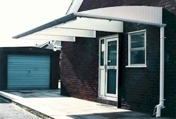 The carports or canopies use brackets fixed to the wall to avoind the need of legs at the front